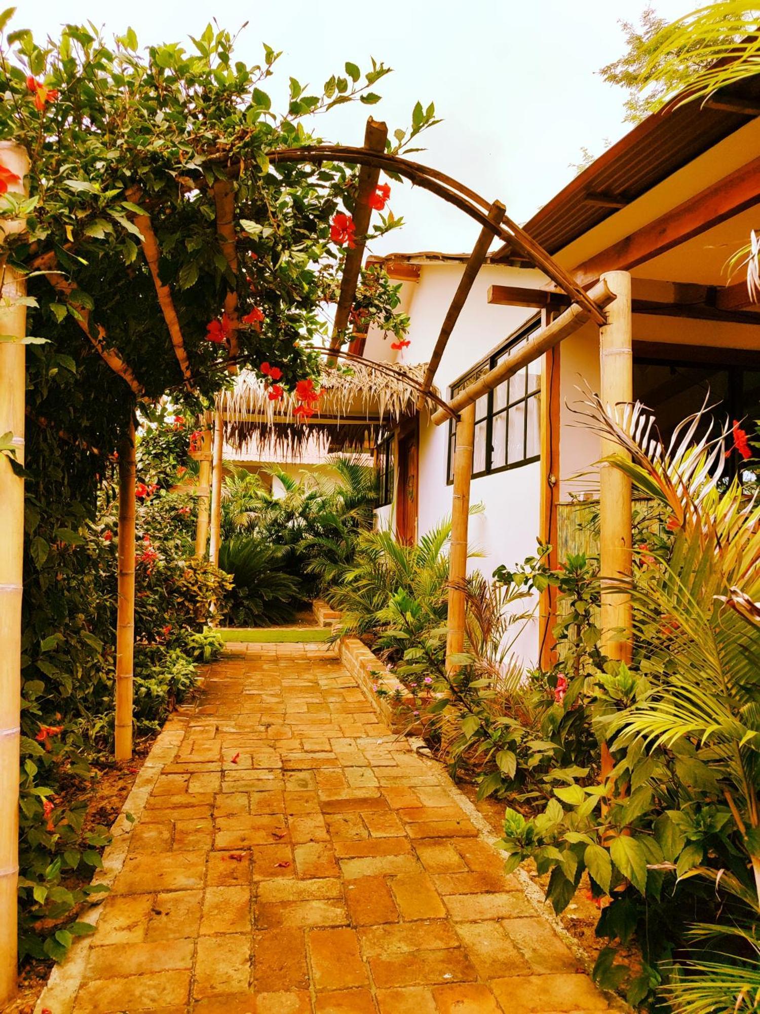 Hotel Café Madame à Puerto López Extérieur photo